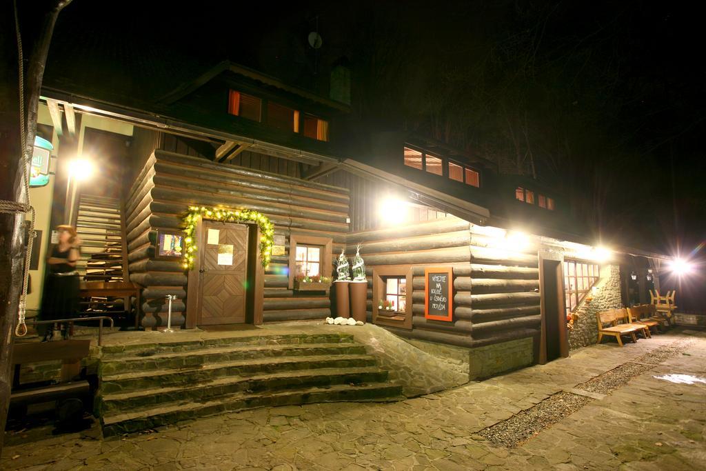 Hotel Koliba U Cerneho Medveda à Zlín Extérieur photo